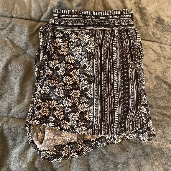 Billabong Black and White Floral Shorts Size Small - Picture 12 of 12